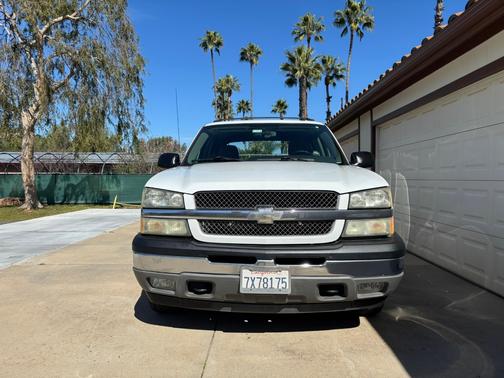 White 2005 Chevrolet Avalanche 1500 LS