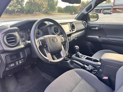 White 2017 Toyota Tacoma TRD Sport