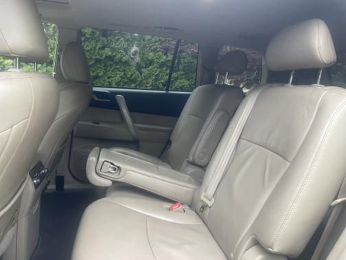 2011 Toyota Highlander SE