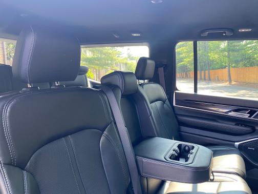 2023 Jeep Wagoneer Base