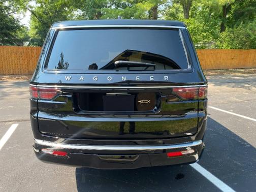 2023 Jeep Wagoneer Base