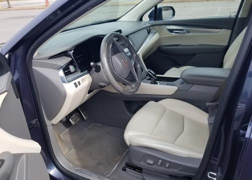 Photo 3 of 3 of 2019 Cadillac XT5 Luxury