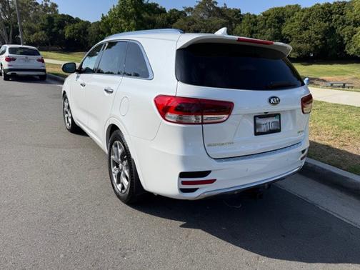 White 2017 Kia Sorento SX