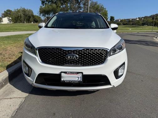 White 2017 Kia Sorento SX