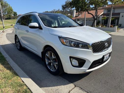 White 2017 Kia Sorento SX