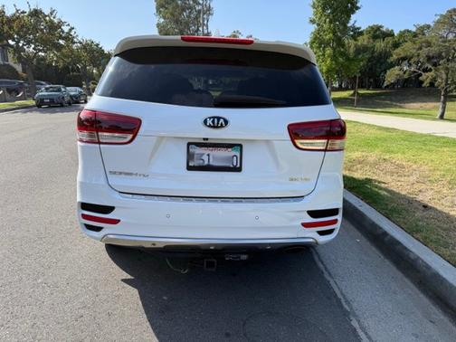 White 2017 Kia Sorento SX