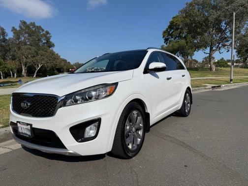 White 2017 Kia Sorento SX