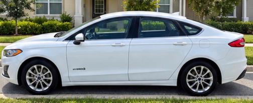 White 2019 Ford Fusion Hybrid SE