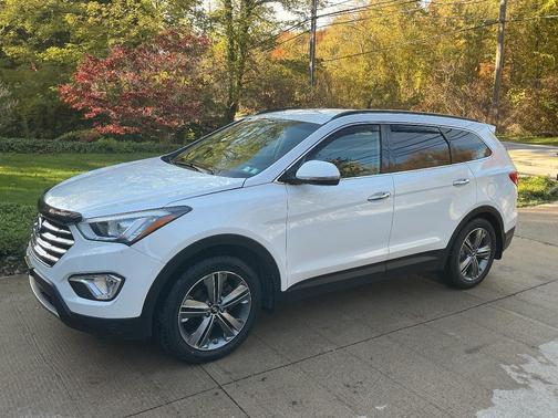 White 2016 Hyundai SANTA FE SE