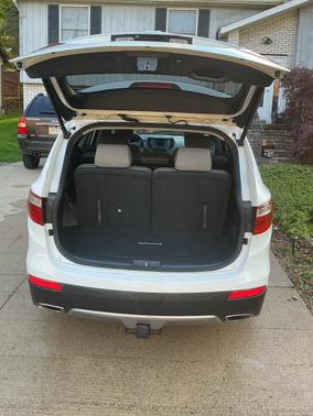 White 2016 Hyundai SANTA FE SE