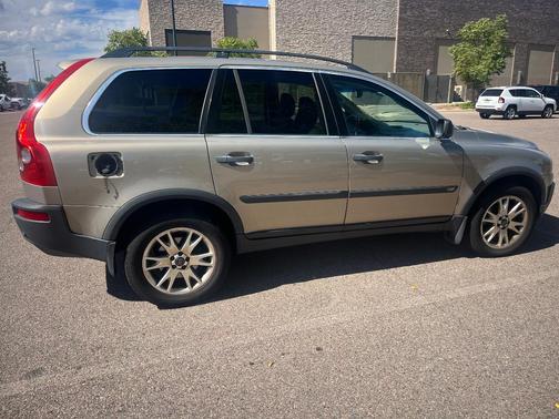 Gold 2004 Volvo XC90 T6