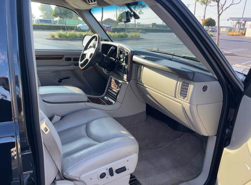 2004 Cadillac Escalade Base