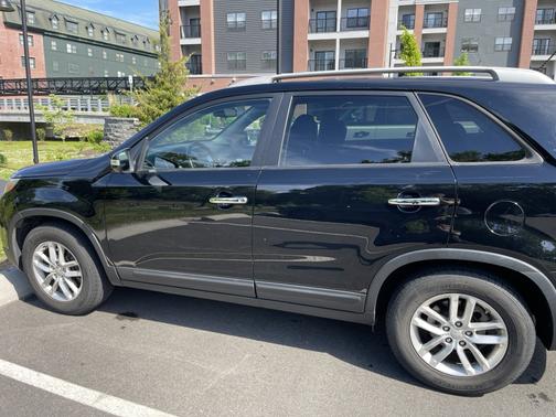 Black 2015 Kia Sorento LX