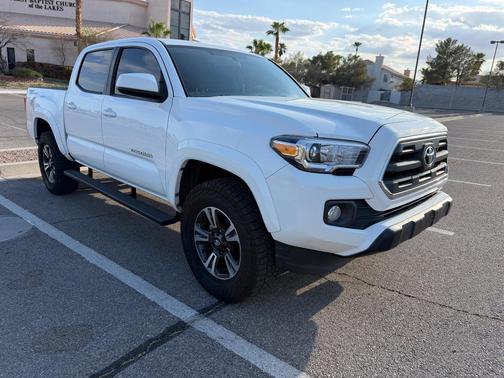 White 2017 Toyota Tacoma SR5
