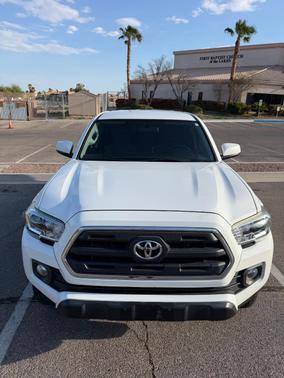 White 2017 Toyota Tacoma SR5