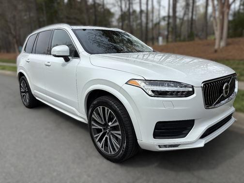 White 2020 Volvo XC90 T6 Momentum