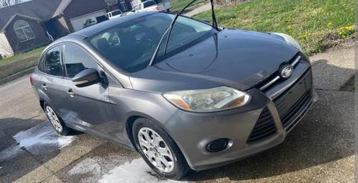 Gray 2014 Ford Focus SE