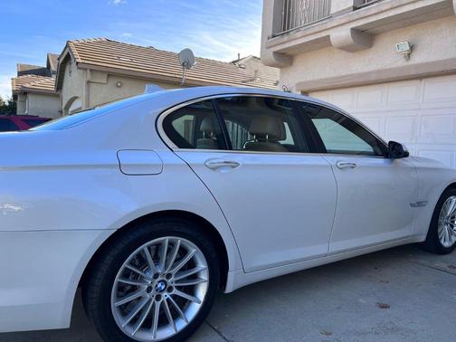 White 2015 BMW 750 i