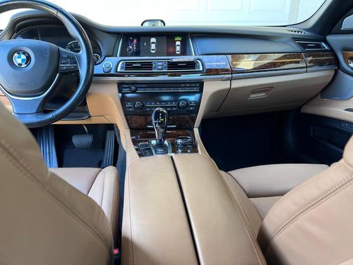 White 2015 BMW 750 i