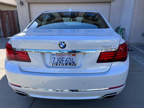 White 2015 BMW 750 i