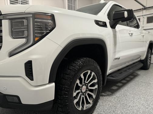 White 2023 GMC Sierra 1500 AT4
