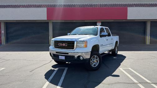 White 2011 GMC Sierra 1500 SLE