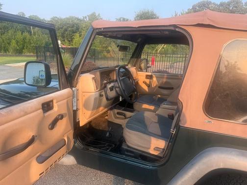 Green 2000 Jeep Wrangler SE