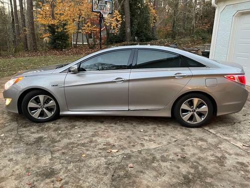 Photo 5 of 9 of 2012 Hyundai Sonata Hybrid Base