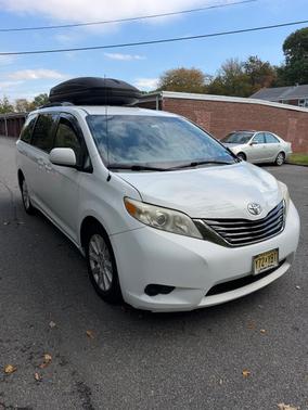 White 2014 Toyota Sienna LE