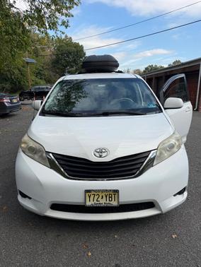White 2014 Toyota Sienna LE