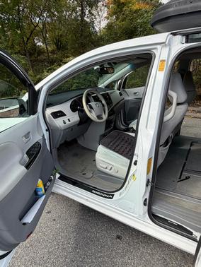 White 2014 Toyota Sienna LE