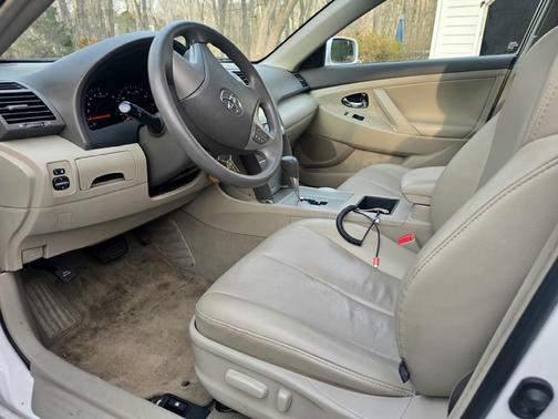 White 2009 Toyota Camry LE