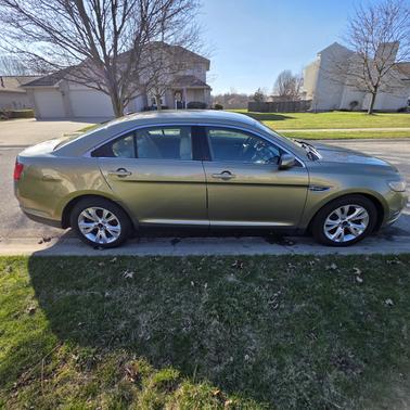 Green 2012 Ford Taurus SEL