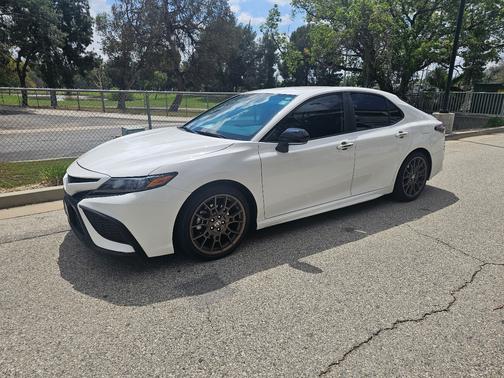 White 2023 Toyota Camry Hybrid SE Nightshade