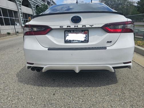 White 2023 Toyota Camry Hybrid SE Nightshade