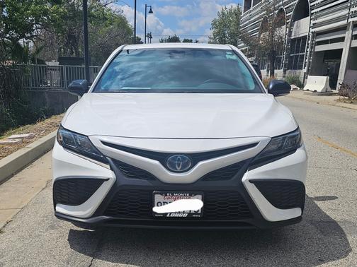 White 2023 Toyota Camry Hybrid SE Nightshade