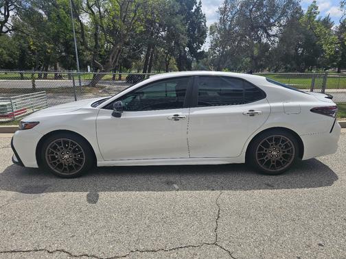 White 2023 Toyota Camry Hybrid SE Nightshade