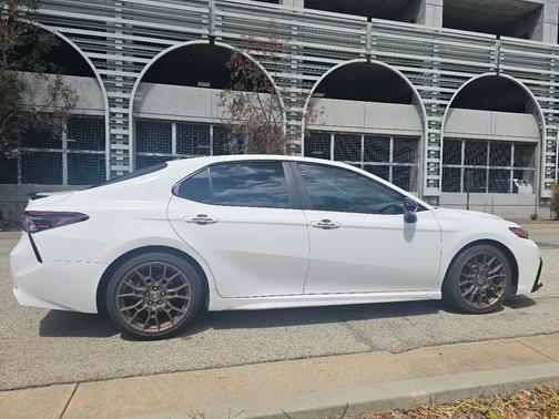 White 2023 Toyota Camry Hybrid SE Nightshade