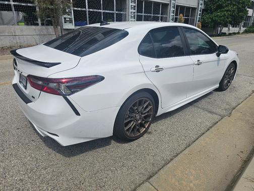 White 2023 Toyota Camry Hybrid SE Nightshade