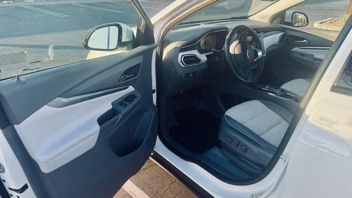 White 2023 Chevrolet Bolt EUV Premier