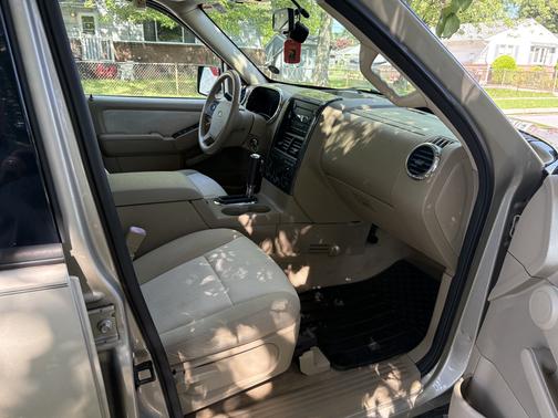 Gold 2007 Ford Explorer XLT