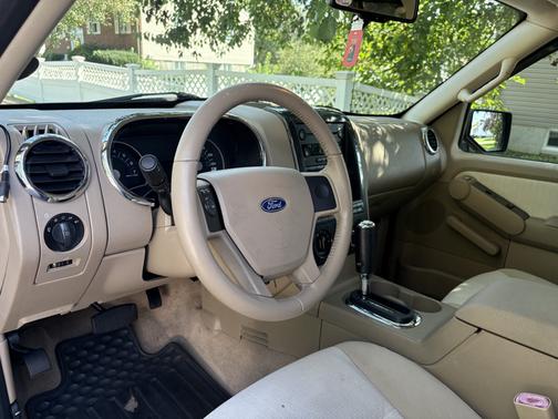 Gold 2007 Ford Explorer XLT