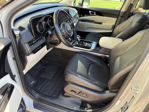 Silver 2024 Kia Carnival EX