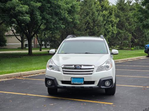 White 2014 Subaru Outback 2.5i Premium