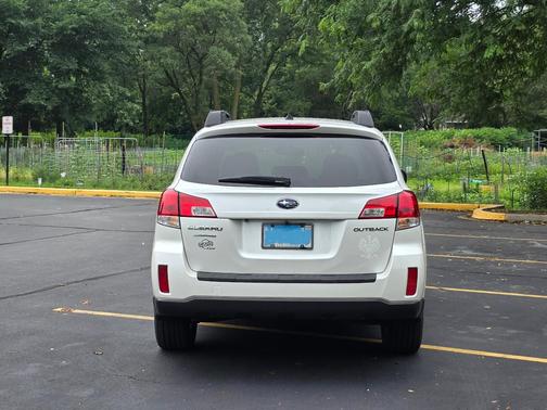 White 2014 Subaru Outback 2.5i Premium