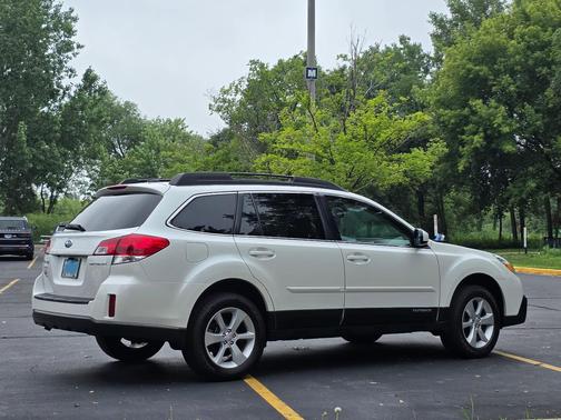 White 2014 Subaru Outback 2.5i Premium