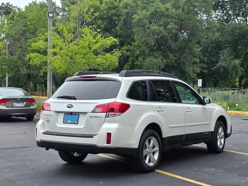White 2014 Subaru Outback 2.5i Premium