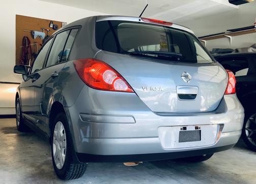 Photo 4 of 27 of 2012 Nissan Versa 1.8 S
