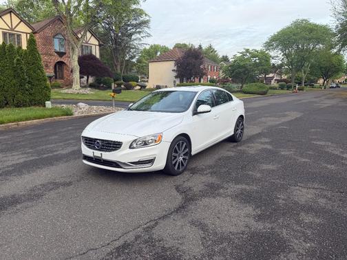 White 2018 Volvo S60 Inscription T5