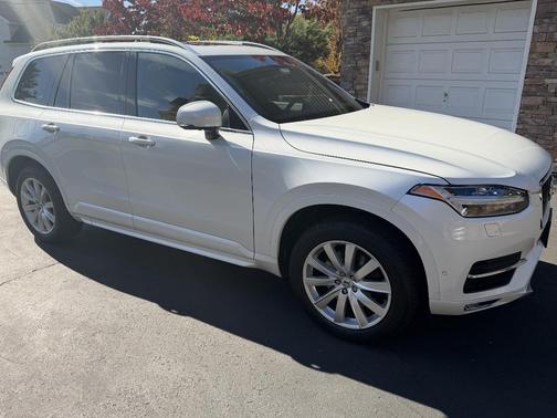 White 2018 Volvo XC90 T6 Momentum